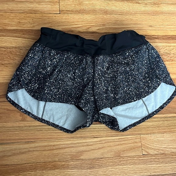 LULULEMON speed up short size 8 2.5inch - Picture 1 of 3
